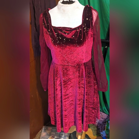 Red velvet star dress - Picture 1 of 3